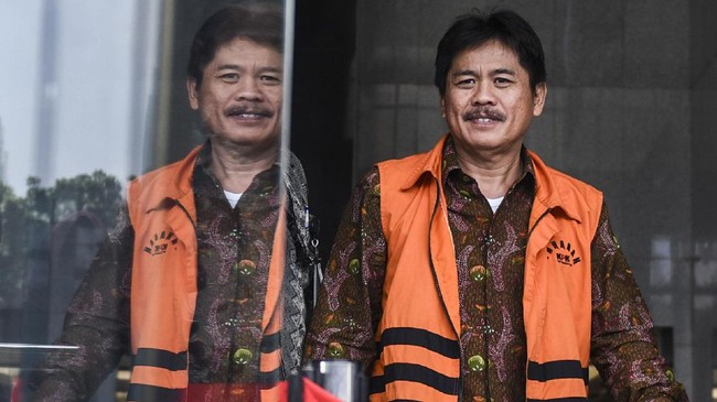 Jaksa penuntut umum mendakwa Musa Zainuddin terima suap proyek jalan Taniwei-Saleman dan pembangunan Jalan Piru Waisalah sebesar Rp 7 Miliar