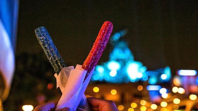 Hadir dalam dua warna yakni merah dan biru, bentuk pedang laser atau 'lightsaber' itu diluncurkan seiring peringatan Hari Star Wars di AS.