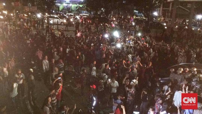 Meski sempat dipukul mundur, massa pro Ahok tetap menolak bubar. Ini membuat aparat terpaksa menyemprotkan air dari water cannon ke arah massa.