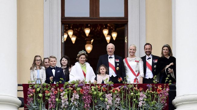 Pangeran Sverre Magnus (11) melanggar protokol kerajaan ketika ia membuat gerakan tarian 'dabbing' pada perayaan hari jadi Raja Harald V dan Ratu Sonja. 