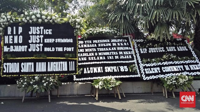 Karangan bunga warna hitam di Balai Kota dikirim sebagai bentuk kekecewaan ada vonis dua tahun yang dijatuhkan pada Ahok dalam perkara penodaan agama.
