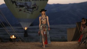 Bergaya ala Koboi di Dior Cruise 2018