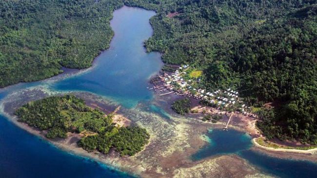Selain potensi wisata bawah laut, Pemkab Halmahera Selatan juga rajin mempromosikan wisata kuliner dan budidaya mutiara.
