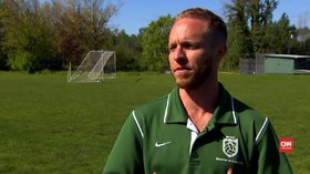 Kisah Kaig Lightner, Pelatih Bola yang Jadi Transgender