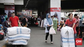 Sandi Sarankan Porter Tanah Abang Angkut Barang saat Malam