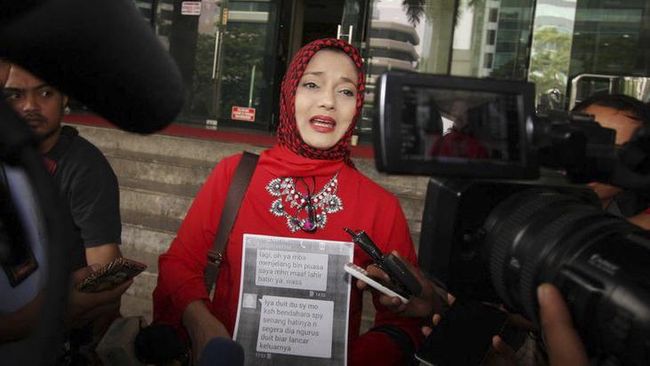 Meski bersaudara, kakak dan adik tak selalu akur. Kadang, hubungan keduanya pun diwarnai konfik. Sama dengan yang terjadi dengan para selebriti.