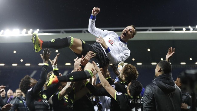 FOTO: Chelsea Merebut Kebahagiaan di Bawah Conte