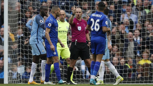 Wasit Robert Madley menganulir penalti Riyad Mahrez di babak kedua setelah pemain Aljazair itu terpeleset. Manchester City pun menang atas Leicester City.