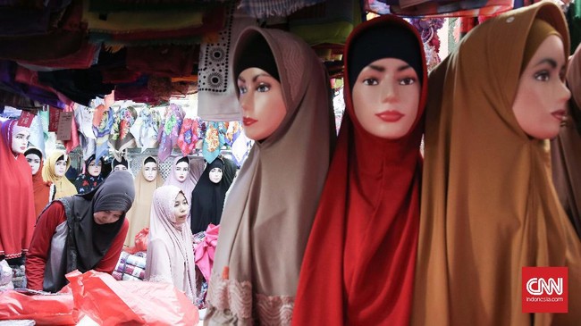 Para pedagang baju muslim di pusat perbelanjaan Tanah Abang, Jakarta Pusat, mengaku omzetnya rontok 70 persen - 80 persen setelah lebaran berakhir.