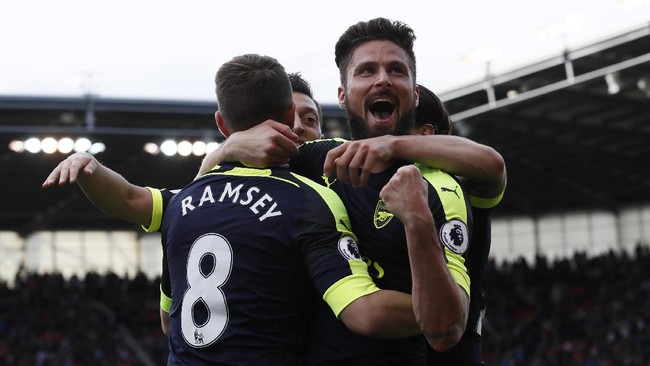 Arsenal memberikan tekanan besar terhadap Liverpool dalam perburuan empat besar Liga Primer Inggris usai membungkam Stoke City 4-1 di Stadion Bet365.