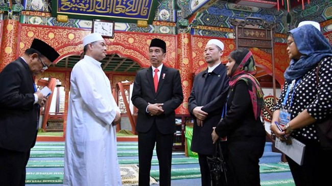 Jokowi berterimakasih kepada Imam Masjid Niujie Ali Yang Gunjun atas pelayanannya kepada umat muslim Indonesia yang berada di Beijing.