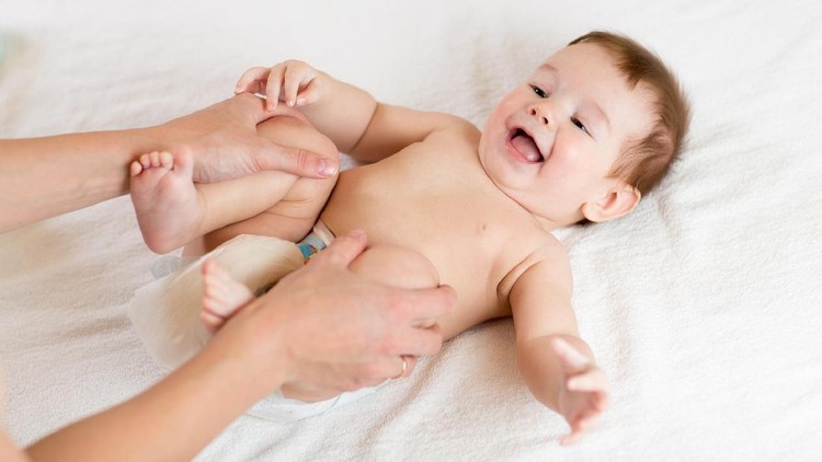 Yuk, kita pijat-pijat si bayi. Soalnya ada berbagai manfaat yang bisa didapat.