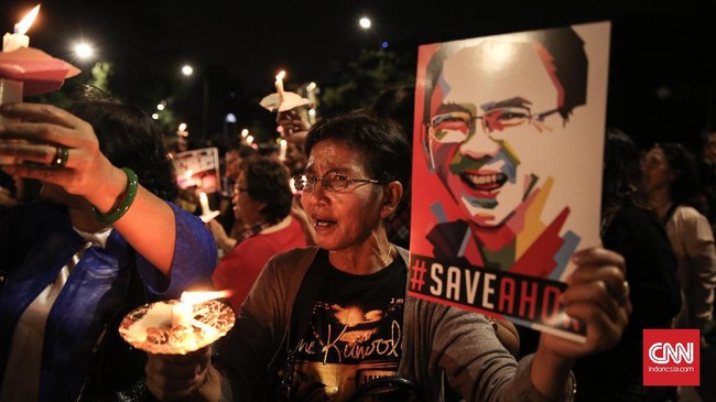 Warga etnis Tionghoa takut untuk mengambil peran di bidang politik karena trauma pada pemerintahan masa lalu. Namun kemunculan Ahok mengubahnya perlahan.