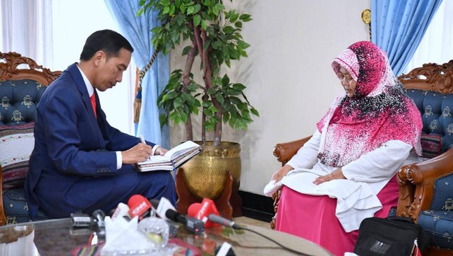 Sri Wahyuni akhirnya bertemu dengan Presiden Joko Widodo setelah melakukan aksi jalan kaki dari rumahnya di Sragen, Jawa Tengah menuju Istana Negara.