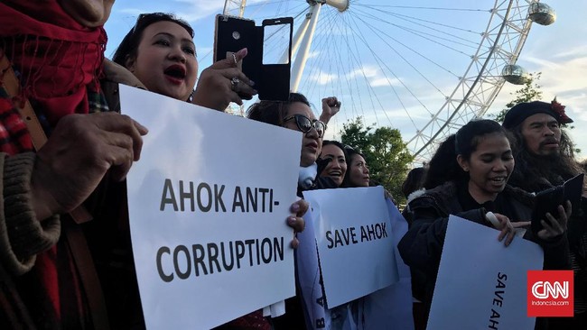 Ratusan WNI berkumpul di kawasan Westminster, London, sebagai aksi solidaritas setelah Ahok divonis hukuman dua tahun penjara.