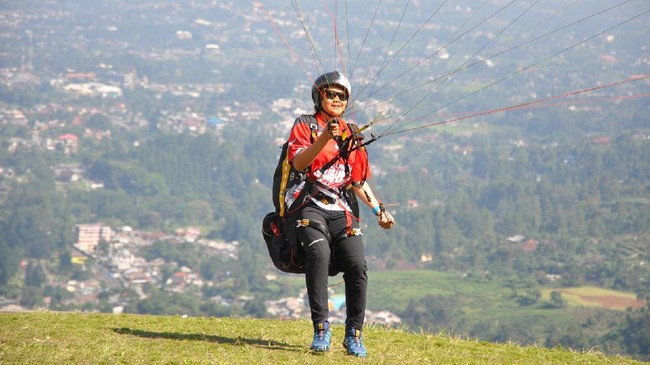 Tim paralayang putri Indonesia harus puas dengan medali perak dari nomor ketepatan mendarat setelah bertanding di Gunung Mas, Bogor, Rabu (22/8).