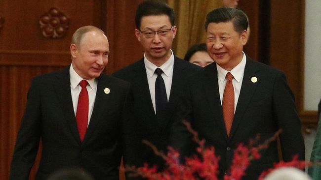 Presiden Rusia Vladimir Putin yang dikenal otoriter bisa meluangkan waktunya bermain piano sembari menunggu pertemuan dengan Presiden China Xi Jinping.