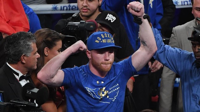 Saul Canelo Alvarez berlagak menjadi pemandu sorak di tengah ronde kedelapan saat menghadapi Billy Joe Saunders.