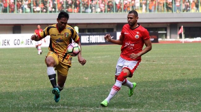 Direktur Operasional PT LIB, Tigor Shalomboboy, menegaskan nota larangan bermain ke klub-klub bukan kewajiban pihaknya, terkait sanksi Mitra Kukar.
