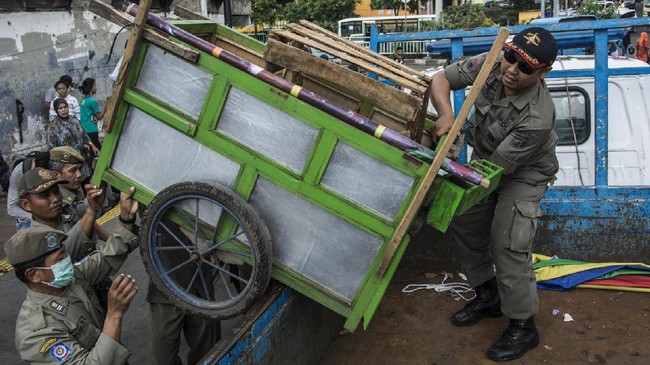 Meski berulang kali ditertibkan oleh petugas, para pedagang kaki lima di kawasan Tanah Abang kembali menggelar lapaknya di badan jalan.