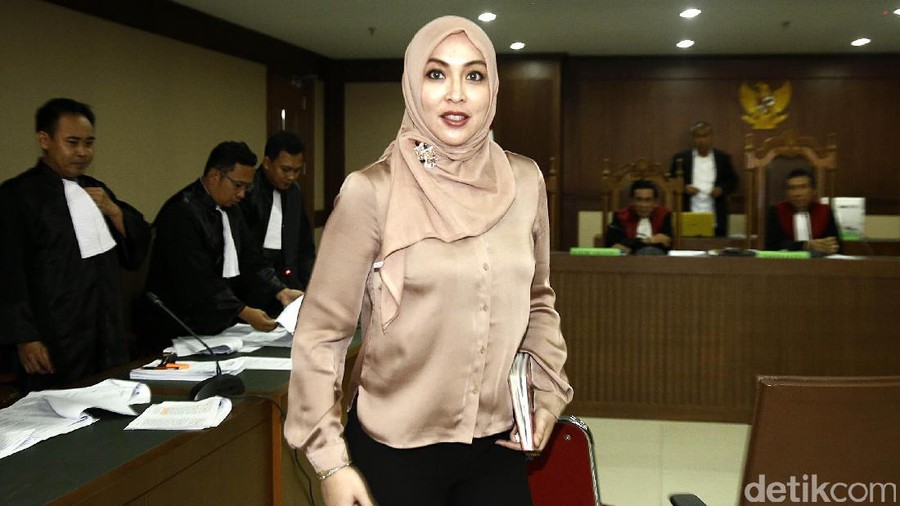 Angelina Sondakh memberikan kesaksiannya dalam sidang di PN Tipikor, Jakarta. Begini penampilan mantan putri Indonesia itu bersaksi untuk Choel Mallarangeng.