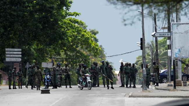 Dua kota besar di Pantai Gading diramaikan oleh serangkaian tembakan pemberontak eks tentara yang menutut pemerintah melunasi pembayaran bonus mereka.