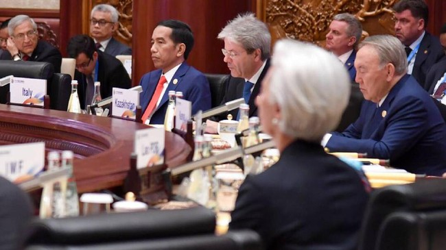 Menko Kemaritiman Luhut Panjaitan mengatakan pemerintah akan menawarkan 28 proyek bernilai Rp1.296 triliun ke China dalam KTT Belt and Road di China April ini.