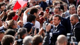 Potret Upacara Pelantikan Emmanuel Macron