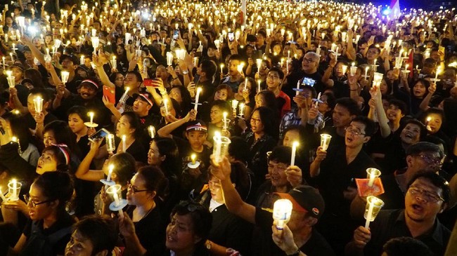 Koordinator lapangan Viking Yana Umar menganggap aksi 1.000 lilin pendukung Ahok di Bandung salah momen karena bertepatan dengan nobar Persib Bandung.