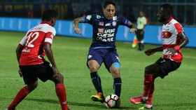 Arema FC Incar Striker dan Gelandang Bertahan