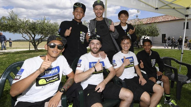 Pebalap muda Indonesia binaan Yamaha, Anggi Setiawan, mengaku mendapat kesempatan emas melihat aksi Valentino Rossi di sirkuit pribadinya, Motor Ranch.