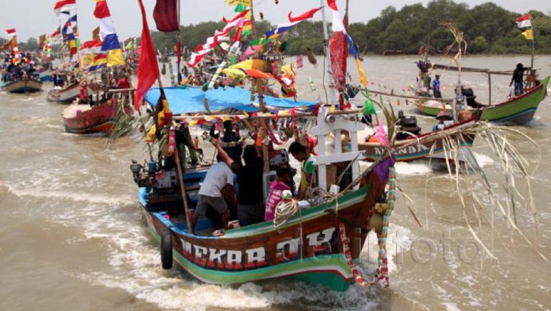 Puncak acara Pesta Laut ditandai dengan pembacaan doa di dua dermaga sandar Pulau Kelapa Dua. 