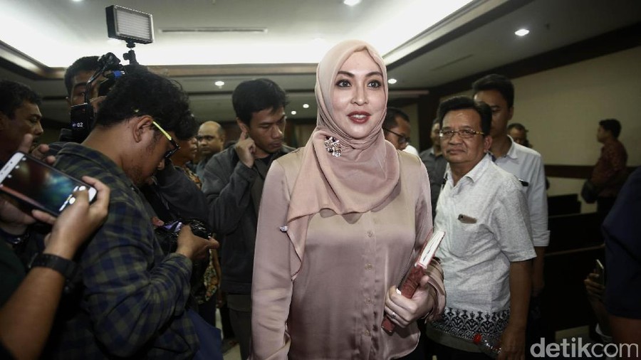 Angelina Sondakh memberikan kesaksiannya dalam sidang di PN Tipikor, Jakarta. Begini penampilan mantan putri Indonesia itu bersaksi untuk Choel Mallarangeng.