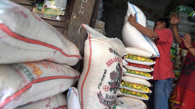 Polri mengeluarkan surat edaran bagi pedagang untuk membatasi penjualan sembako demi menghindari spekulan harga pangan.