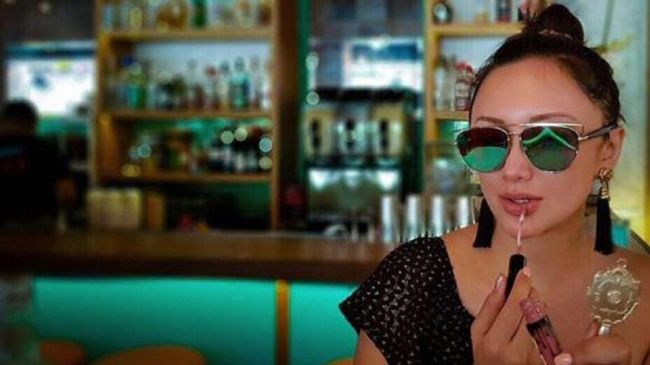 Tata Cahyani terlihat semakin cantik. Lewat akun Instagram-nya, ia memberi bocoran empat item fesyen yang kerap ia kenakan.