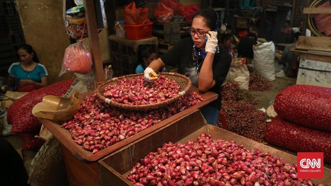 Bawang merah, bawang putih, telur hingga minyak goreng dijual lebih mahal Senin ini (23/9) dibandingkan perdagangan sebelumnya.