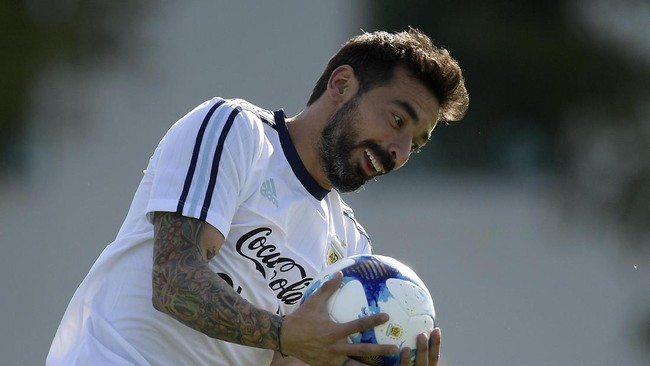 Penyerang Hebei China Fortune Ezequiel Lavezzi menuai protes usai melakukan pose mata sipit. Ia buru-buru meminta maaf ke publik China.