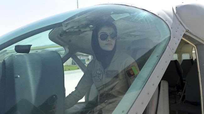 Sosok Pilot Perempuan Pertama Afghanistan Pasca-Taliban