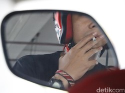 Setop Normalisasi Naik Motor Sambil Ngerokok!