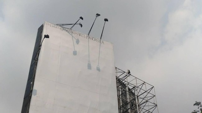 Di papan iklan raksasa di kawasan Pejompongan tertulis 'Presiden Biadab Kianati Pancasila'. Sejumlah petugas pemadam kebakaran langsung menurunkannya.
