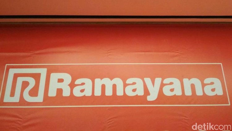 Tak lagi pikirkan social distancing, puluhan pegawai Ramayana Depok saling berpelukan dan menangis. Kabarnya, mereka kena PHK karena corona.