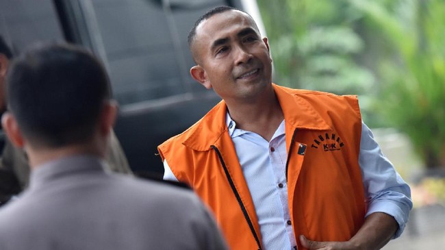 Terdakwa kasus suap sengketa Pilkada Kabupaten Buton di Mahkamah Konstitusi, Samsu Umar Abdul Samiun, mengikuti pelantikan di Kemendagri, Kamis (24/8)