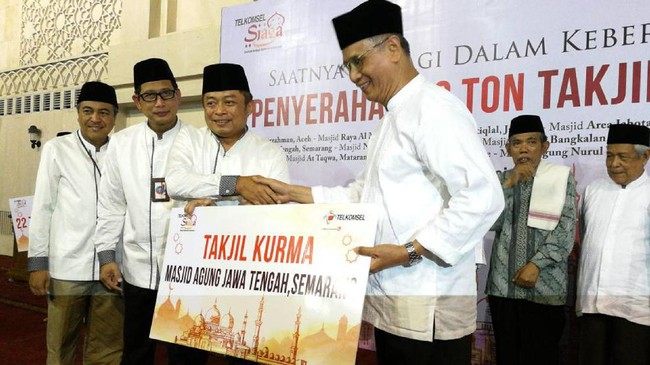 Memasuki usia ke-22 sekaligus jelang bulan Ramadan, Telkomsel kembali membagikan 22 ton kurma ke 12 masjid agung di seluruh Indonesia.