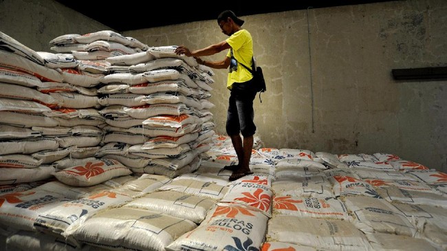 Pemerintah bakal melibatkan agen laku pandai sebagai penyalur beras Badan Urusan Logistik (Bulog) guna memperluas jangkauan penyaluran beras pemerintah.