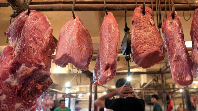 Pedagang daging sapi menunggu calon pembeli di Pasar Minggu, Jakarta Selatan, Selasa (16/5). Menjelang Ramadan harga sejumlah komoditas pangan yang diperdagangkan di Ibu Kota masih terpantau stabil dan belum mengalami lonjakan harga secara signifikan. ANTARA FOTO/Sigid Kurniawan/ama/17.