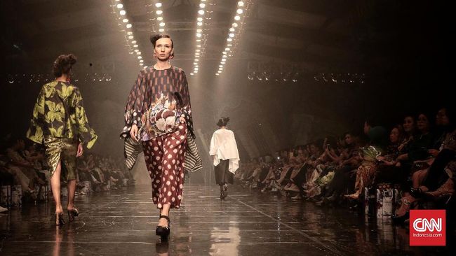 Setelah 35 tahun di dunia mode, desainer Biyan berupaya menghadirkan sesuatu yang baru dalam koleksinya Spring/Summer 2018 bertajuk 'Elsewhere'.