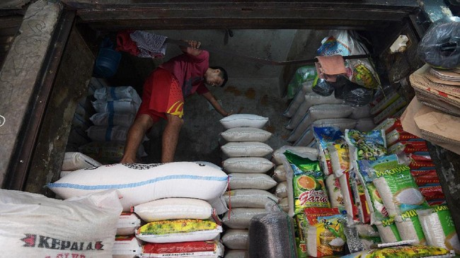 Seminggu jelang hari raya Idul Fitri, pasokan bahan pangan utama di Jakarta masih bisa memenuhi kebutuhan masyarakat.
