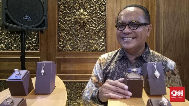 Setelah 10 tahun 'nyaman' di dunia desain busana etnik pria, Samuel Wattimena akhirnya memberanikan diri menjajal jadi desainer perhiasan etnik yang 'nakal.'