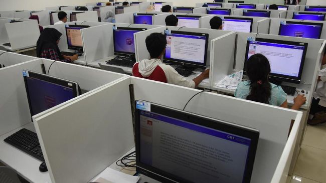 Jumlah total pendaftar Seleksi Bersama Masuk Perguruan Tinggi Negeri (SBMPTN) 2018 mencapai 860.001 peserta yang mayoritasnya adalah peserta reguler.