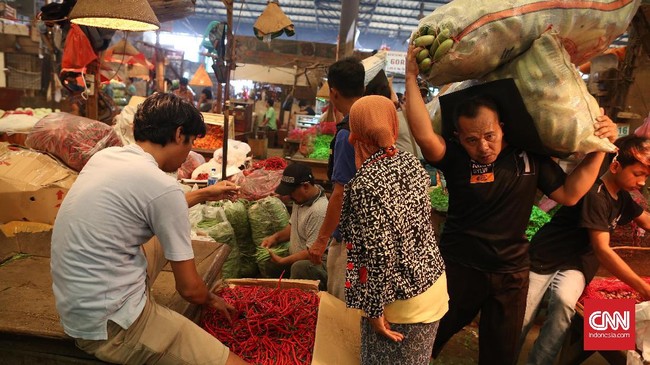 Suasana perdagangan di Pasar Induk Kramat Jati, Jakarta Timur, Selasa, 16 Mei 2017. CNN Indonesia/Safir Makki